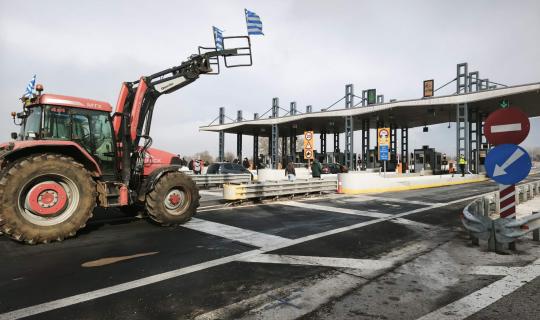 Κλιμακώνονται οι αγροτικές κινητοποιήσεις: Χριστούγεννα στα μπλόκα - Ανοίγουν τα διόδια το Σαββατοκύριακο