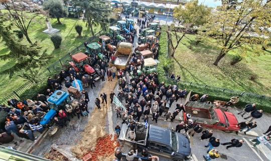 Αγρότες: Κατάληψη του κτηρίου της Αντιπεριφέρειας στην Καβάλα - Συνάντηση Χατζηδάκη με κτηνοτρόφους της Κρήτης