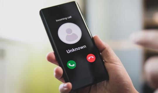 Τι είναι αυτοί οι αριθμοί που μας καλούν από Βρετανία, Τυνησία και αλλού