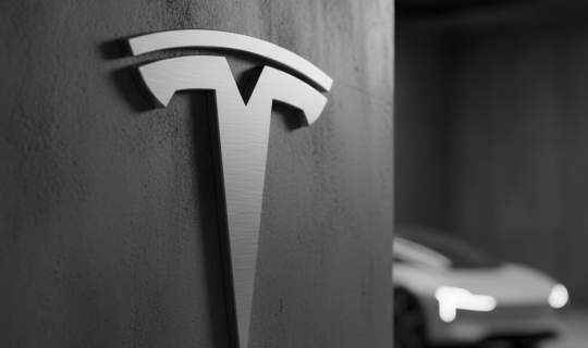 Προς ιστορικό ρεκόρ η μετοχή της Tesla μετά από 12 μήνες