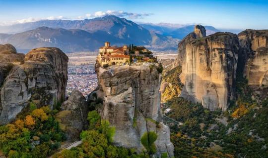 Eπιβλητικά μοναστήρια της Ελλάδας χτισμένα στα βράχια