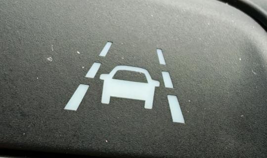 Lane Assist: Πώς λειτουργεί το σύστημα που φέρεται να μπλόκαρε το τιμόνι στη Ρουμανία