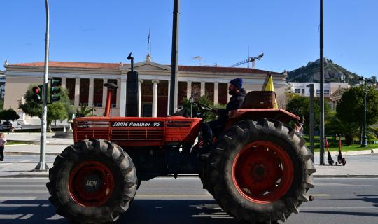 Ποιος θα οδηγεί το τρακτέρ το 2035; Η βόμβα της γήρανσης και η «Gen Z» που γυρίζει την πλάτη