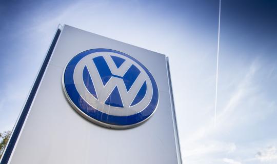 Η VW «ψαλιδίζει» 50.000 θέσεις εργασίας στη Γερμανία έως το 2030