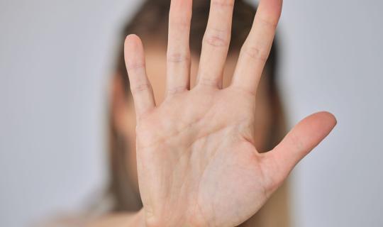 Gen Z: 1 στις 10 νέες γυναίκες βίωσε σεξουαλική παρενόχληση ή συναισθηματική κακοποίηση