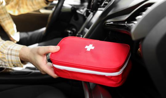 Τα 16 πράγματα που πρέπει να έχουμε στο φαρμακείο του αυτοκινήτου