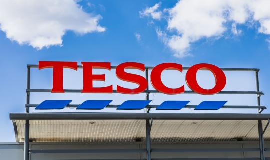 Πώς η συνεργασία της Tesco με ντόπιους παραγωγούς, αντικαθιστά τους συνεταιρισμούς