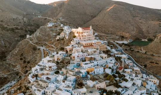 Άνω Σύρος: Βόλτα στον μεσαιωνικό οικισμό με τη μαγευτική θέα