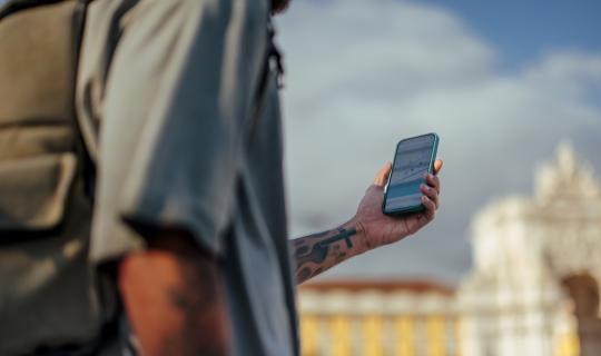 Τι είναι το smartphone zombie και γιατί διώκεται με πρόστιμα στην Ευρώπη