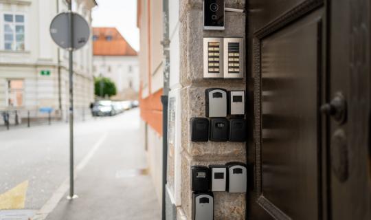 Αύξηση 7,1% στις κρατήσεις σε καταλύματα βραχυχρόνιας μίσθωσης το 2025