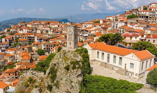 Καλοκαίρι στην Αράχωβα: Δροσερές βόλτες στη φύση και τοπία που κόβουν την ανάσα