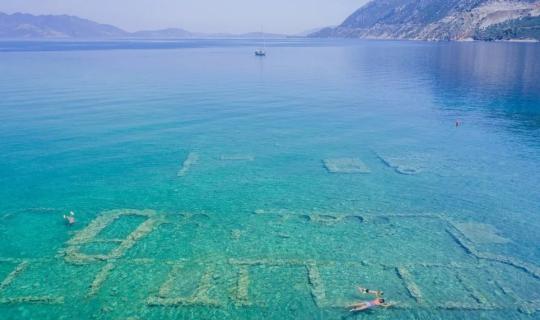 Η παραλία της Πελοποννήσου όπου θα κολυμπήσετε πάνω από μια βυθισμένη πόλη