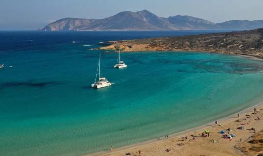 Οι καλύτερες παραλίες στις Μικρές Κυκλάδες για βουτιές σε τιρκουάζ νερά