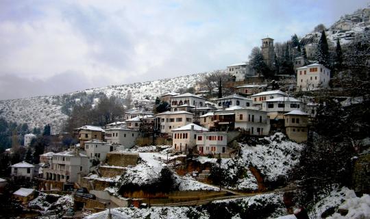 Έξι παραμυθένια ελληνικά χωριά για γιορτινές αποδράσεις