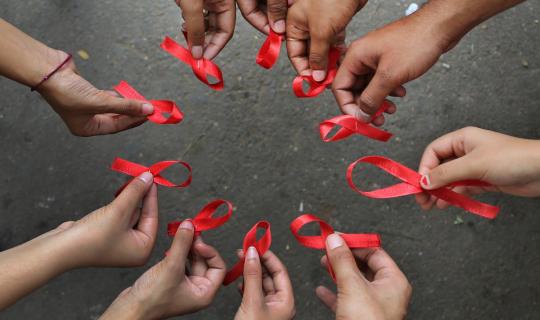AIDS: «Σε κίνδυνο» η πρόοδος που έχει επιτευχθεί εξαιτίας της μείωσης των χρηματοδοτήσεων