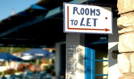 ΙΝΣΕΤΕ-ΣΕΤΚΕ: Ποιοι παράγοντες πιέζουν τον κλάδο των ενοικιαζόμενων δωματίων