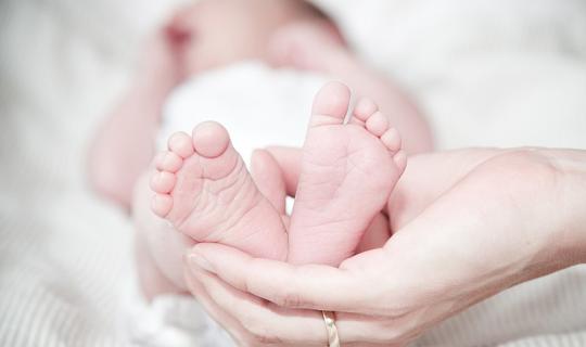 Τρεις γυναίκες μιλούν για τη μητρότητα στην κόψη του ξυραφιού για το δικαίωμα στην εξωσωματική 