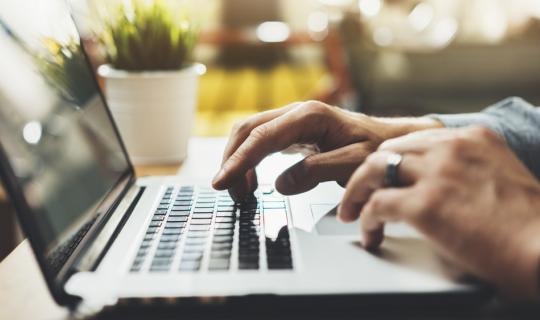 Πώς να κάνεις digital declutter και να πάρεις πίσω τον έλεγχο της καθημερινότητάς σου