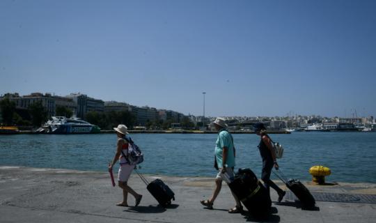 Ξεκίνησε η έξοδος των εκδρομέων του τριημέρου - Αυξημένη κίνηση στα λιμάνια της Αττικής