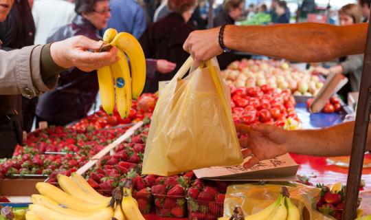 Επάρκεια και καλές τιμές στις λαϊκές της Αττικής