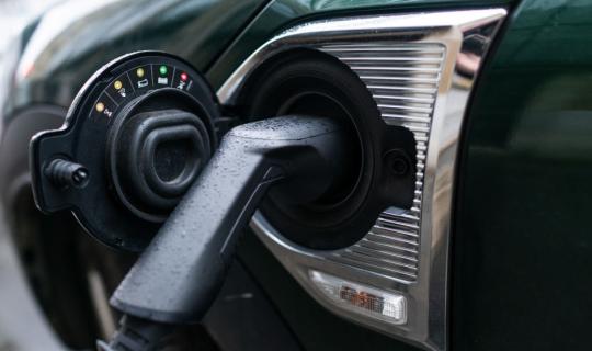 ΕΕ: Τέσσερις στους πέντε ευρωπαίους προτιμούν τα ηλεκτρικά οχήματα