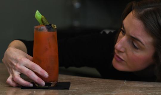 Γιατί το αλκοόλ επηρεάζει πιο πολύ τις γυναίκες στην εμμηνόπαυση