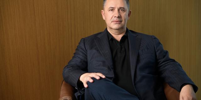Ο πρώτος δισεκατομμυριούχος της Αλβανίας - Από πρόσφυγας «έχτισε» αυτοκρατορία