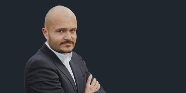 Ο 32χρονος που... παίζει άμυνα, εξοπλίζει την Ευρώπη και πλουτίζει