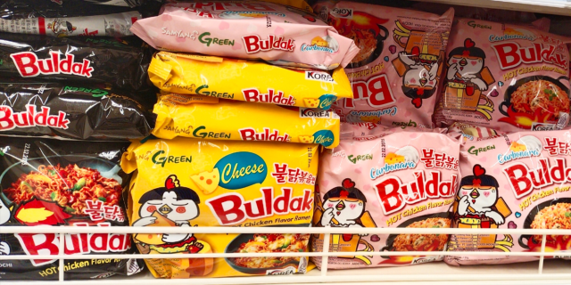 Viral, spicy και κερδοφόρα: Το success story των ramen noodles της Buldak