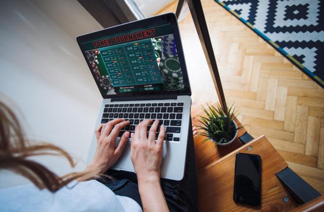 Πρόστιμα έως 50.000 ευρώ για διαφήμιση παράνομου τζόγου από influencers - Ποινές μέχρι 10 έτη