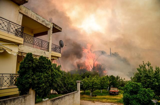 Πύρινος εφιάλτης στην Αχαΐα: Εκκενώθηκαν Καραμανδάνειο και Κωνσταντοπούλειο στην Πάτρα - Μέτωπα σε Πρέβεζα, Χίο και Ζάκυνθο