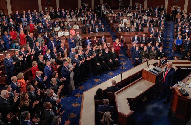 Τραμπ: Θριαμβολογία για την οικονομία, σιωπές για τα δύσκολα και «μάχη» για τις εντυπώσεις