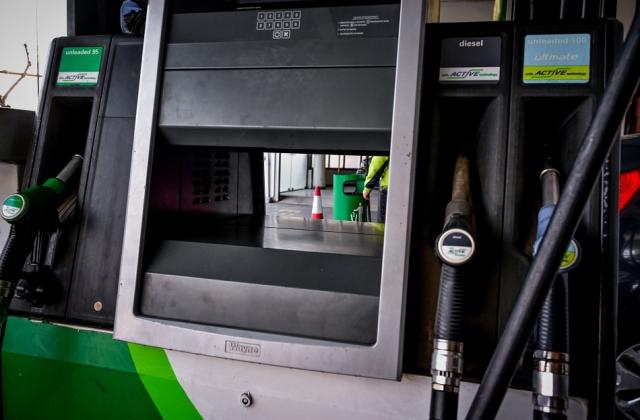 Νέος συναγερμός για τα καύσιμα: Το Brent κρατά ψηλά τη βενζίνη και το diesel στην Ελλάδα