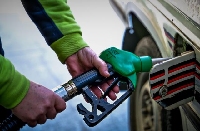 Καύσιμα: Κοντά στα 2 ευρώ η βενζίνη - Πού θα φθάσουν οι τιμές, τα μέτρα που εξετάζει η κυβέρνηση