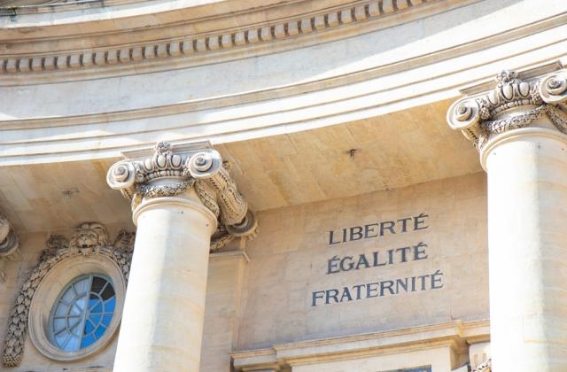 Η παράλυση στο Παρίσι αλλάζει τις ισορροπίες στην Ευρώπη