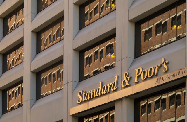 S&P: Αμετάβλητη στο «ΒΒΒ» η αξιολόγηση της Ελλάδας - Σταθερό outlook χάρη στην ισχυρή δημοσιονομική επίδοση