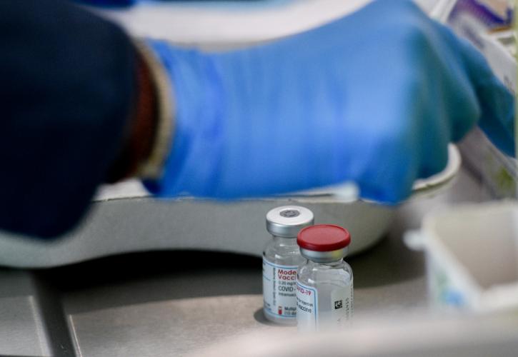 Κορονοϊός: «Πρεμιέρα» σήμερα για τους εμβολιασμούς έναντι των υποπαραλλαγών Όμικρον 4 και 5