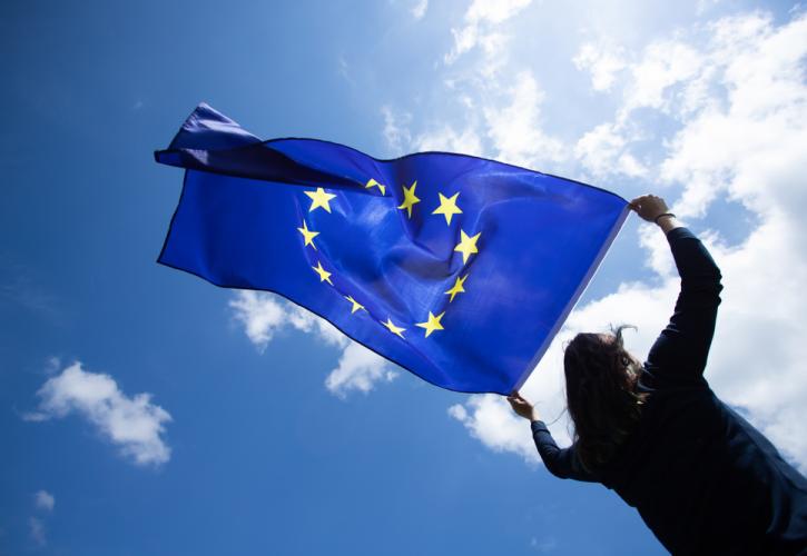 Ευρωβαρόμετρο: Σε υψηλό 10ετίας η εμπιστοσύνη των πολιτών στην ΕΕ