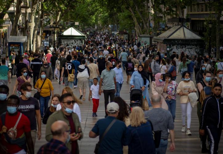 Βαρκελώνη: Επέμβαση της αστυνομίας για να απομακρύνει χιλιάδες συνωστισμένους - Το πρώτο ΣΚ χωρίς περιοριστικά μέτρα