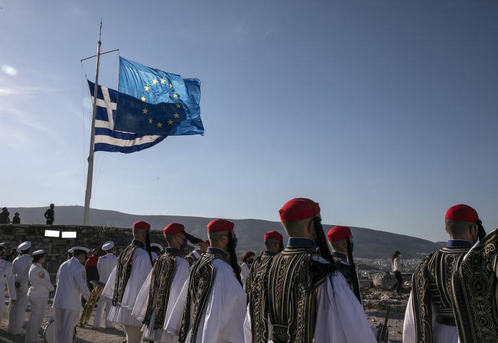 #EuropeDay: Ταυτόχρονη έπαρση της ελληνικής και της ευρωπαϊκής σημαίας στην Ακρόπολη