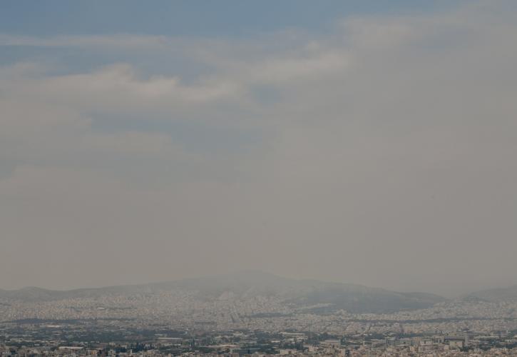 Καπνός στην Αττική από την πυρκαγιά στο Σχινό Κορινθίας