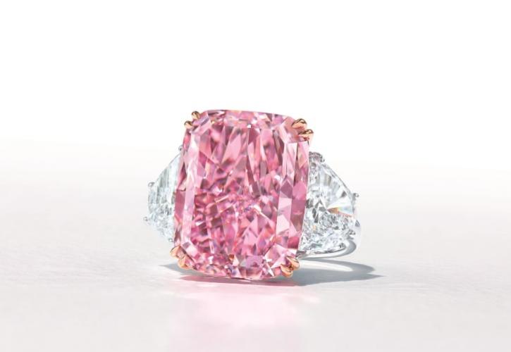 Christie's: Ένα σπάνιο «αψεγάδιαστο» μωβ-ροζ διαμάντι άγγιξε τα 29,3 εκατ. δολάρια