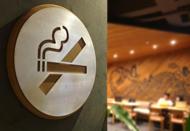 Μετά τη Νέα Ζηλανδία, η Σιγκαπούρη εξετάζει απαγόρευση των τσιγάρων στους ενήλικες