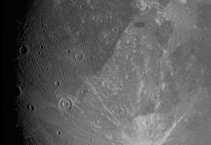 NASA: Το σκάφος Juno τράβηξε κοντινές φωτογραφίες του μεγάλου δορυφόρου Γανυμήδη του Δία