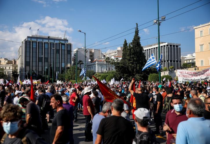 Σε εξέλιξη το συλλαλητήριο στο κέντρο της Αθήνας ενάντια στο Εργασιακό