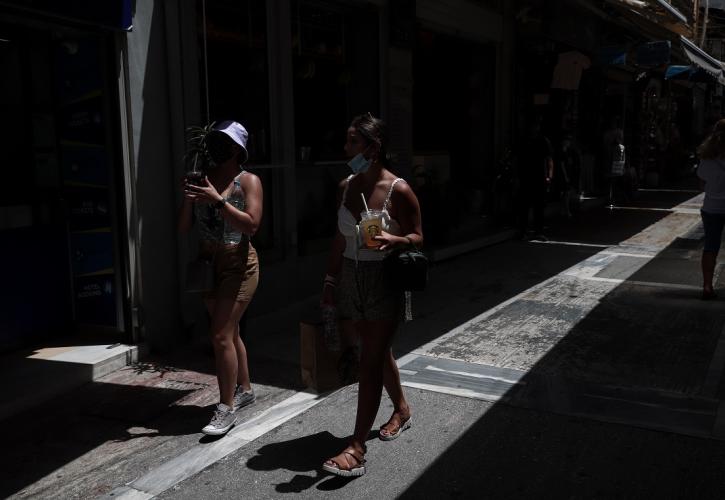 Γυναίκες με μάσκα για τον κορονοϊό στο Μοναστηράκι