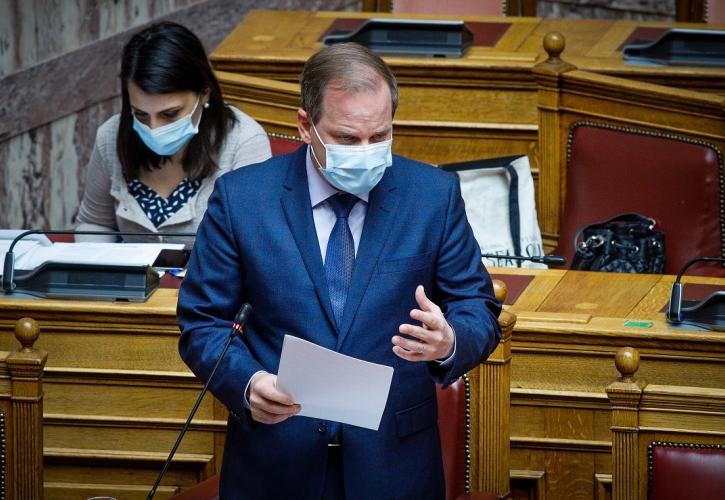 Ο υπουργός Υποδομών και Μεταφορών, Κώστας Καραμανλής, στη Βουλή