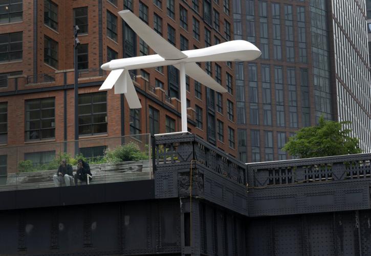 ΗΠΑ: Γιγαντιαίο, απειλητικό λευκό γλυπτό που αναπαριστά UAV στο κέντρο της Νέας Υόρκης