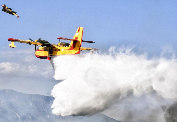 Πυροσβεστικά αεροσκάφη σε κατάσβεση φωτιάς