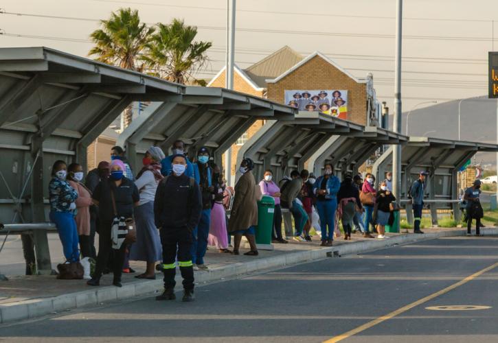 Εν μέσω έλλειψης εμβολίων, η Αφρική πλήττεται από ένα «σφοδρό» τρίτο κύμα της πανδημίας